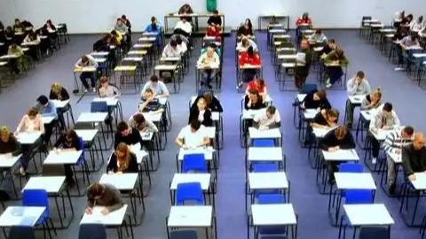 【2.7亿。什么概念？差不多每5个成年人里，就有一个上过大学。】
教育部今天在国