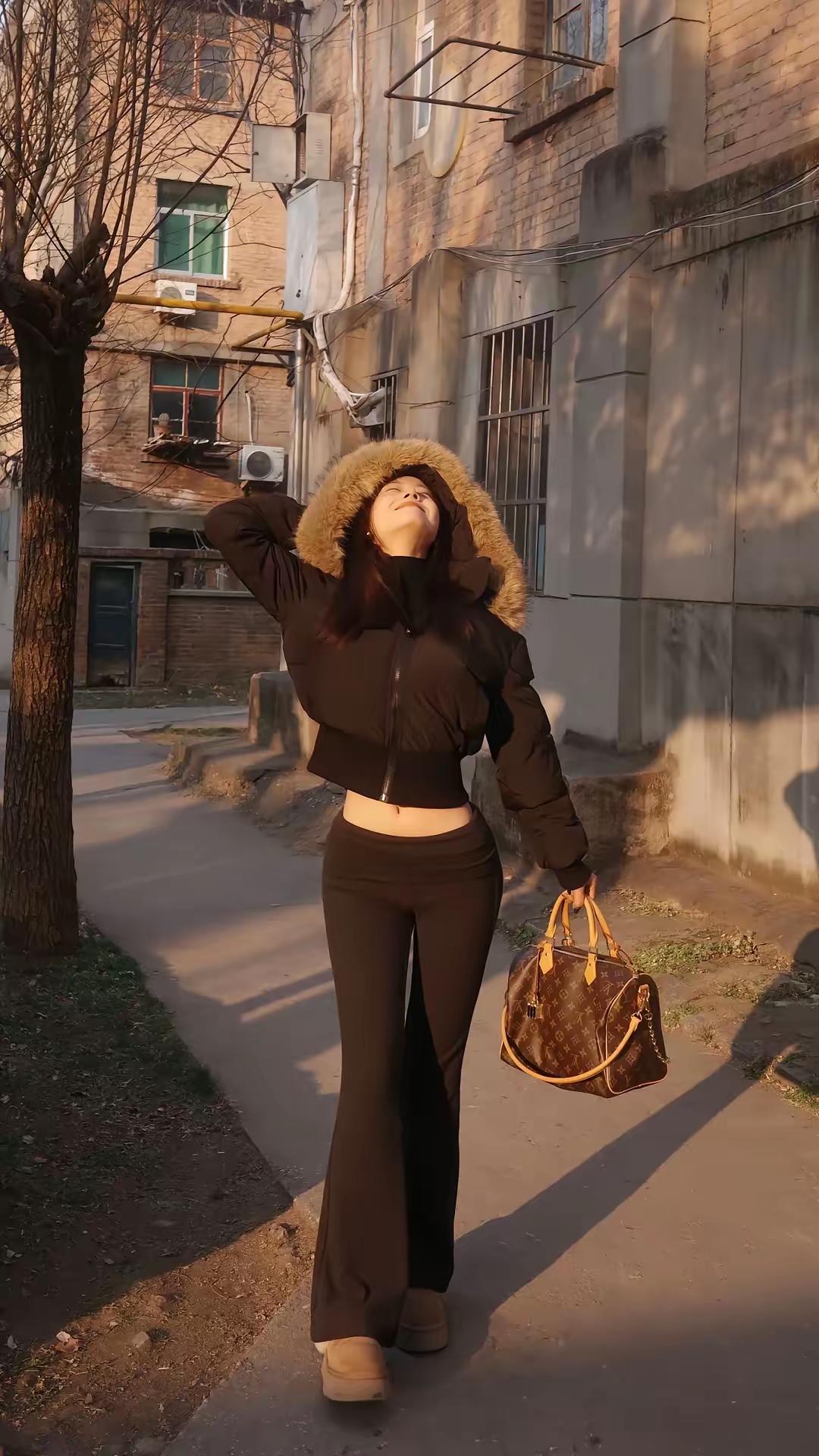 脸不得不露，是为了看路。
腰为什么露，表示天不冷？