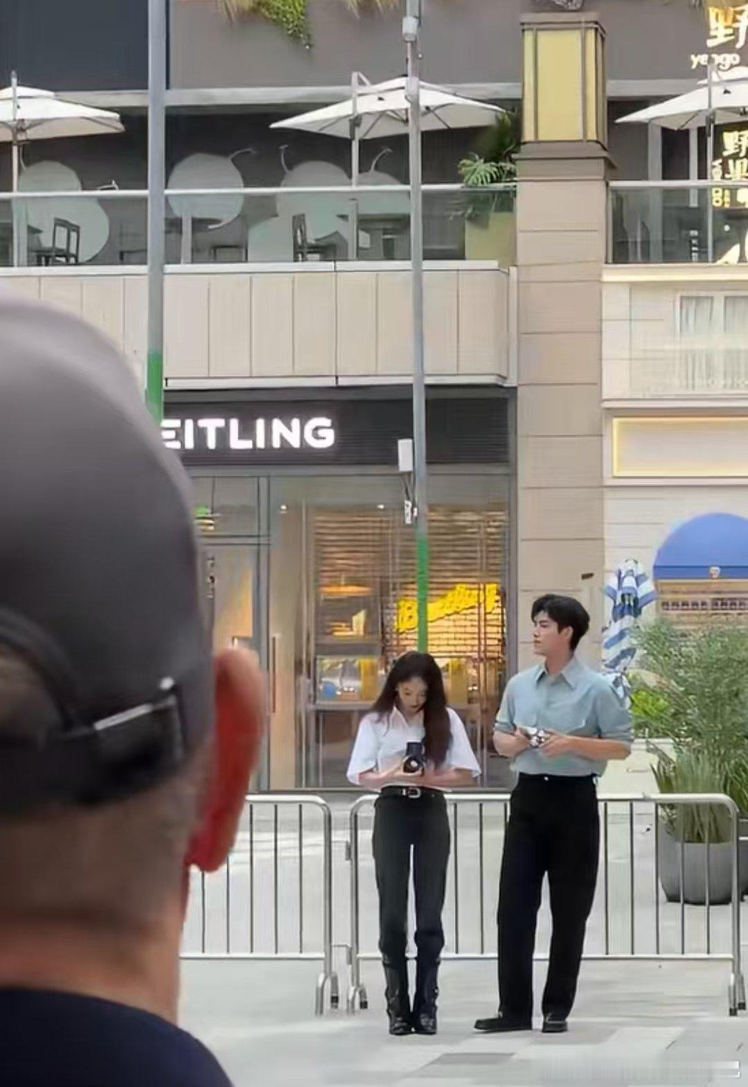 作为推介人，他们既专业又有活力，和机器人的即兴互动更是趣味十足，让人眼前一亮。 