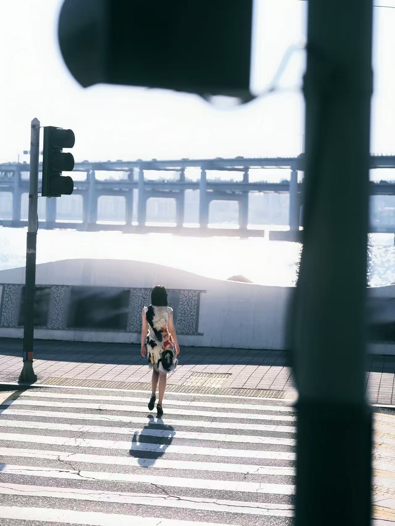 周迅釜山电影节首穿香奈儿高定作品打底，时尚加分！周迅带着《初次尝到寂寞》来到釜山