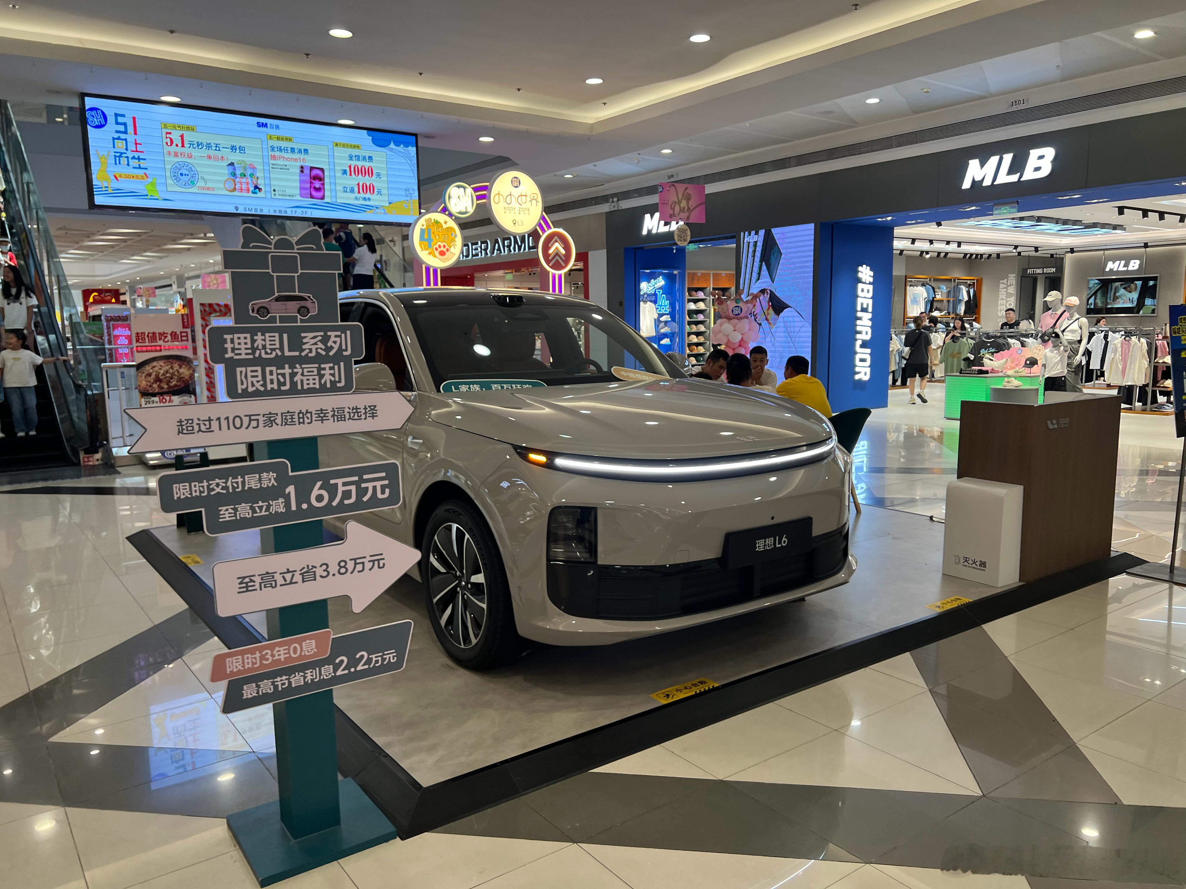 新能源品牌商场大乱斗，一层固定展厅加临时展台，一共有8个品牌——晋江SM广场汽场