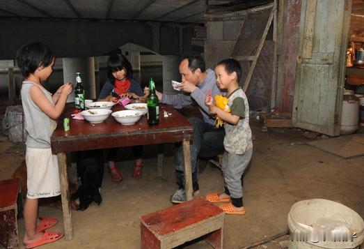 “真实的底层人民！”浙江嘉兴，2000年一家六口居住在桥洞底下10年，直到一名记