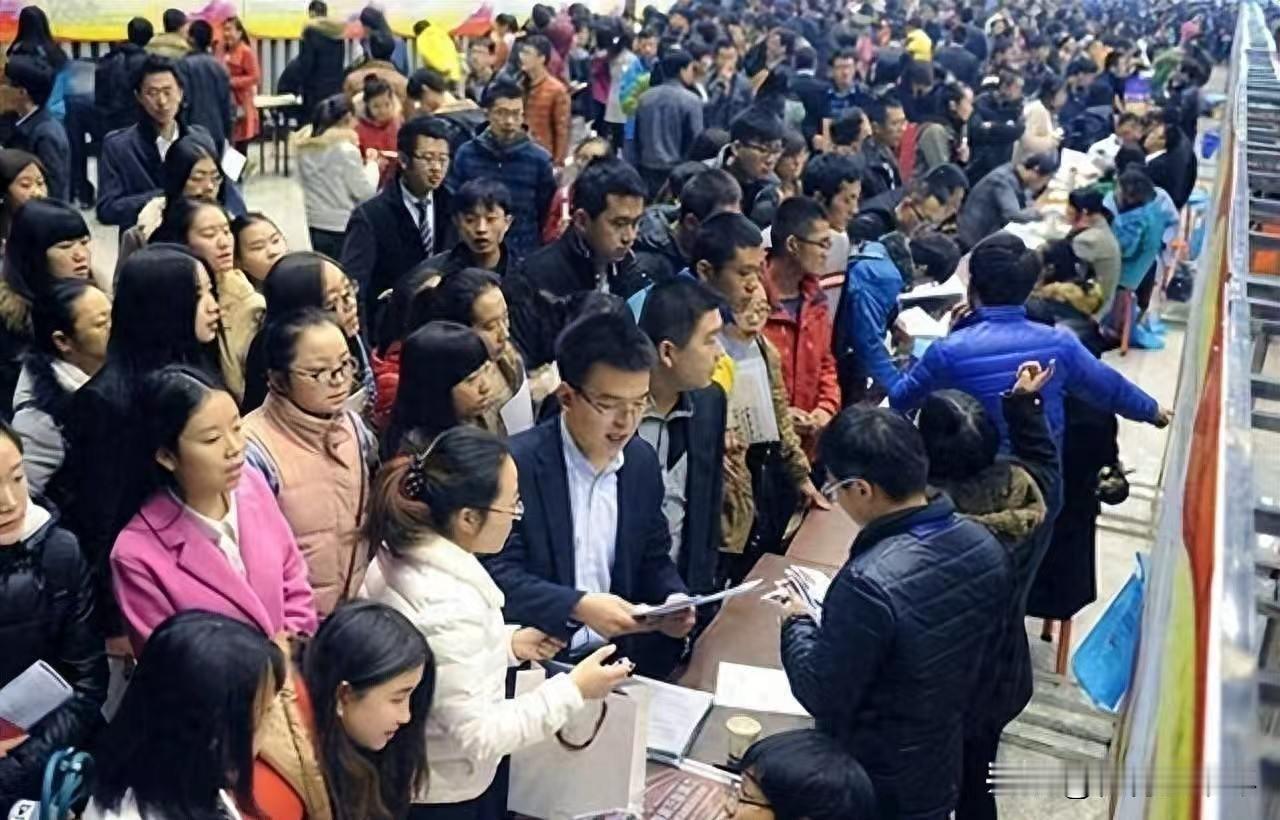 人口红利把中国的这个经济蛋糕做大了，可分蛋糕的时候，看似是资本-国家-劳动者分，