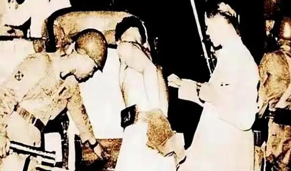 锦州地狱20天，怀孕7月遭日军10大酷刑，掀衣指证战犯时，伤疤仍在流血。
 
1