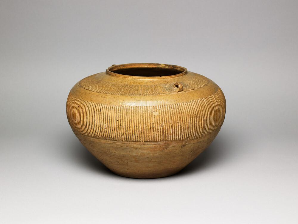 牛津大学阿斯莫兰美术馆收藏的战国越窑 直纹罍/罐 