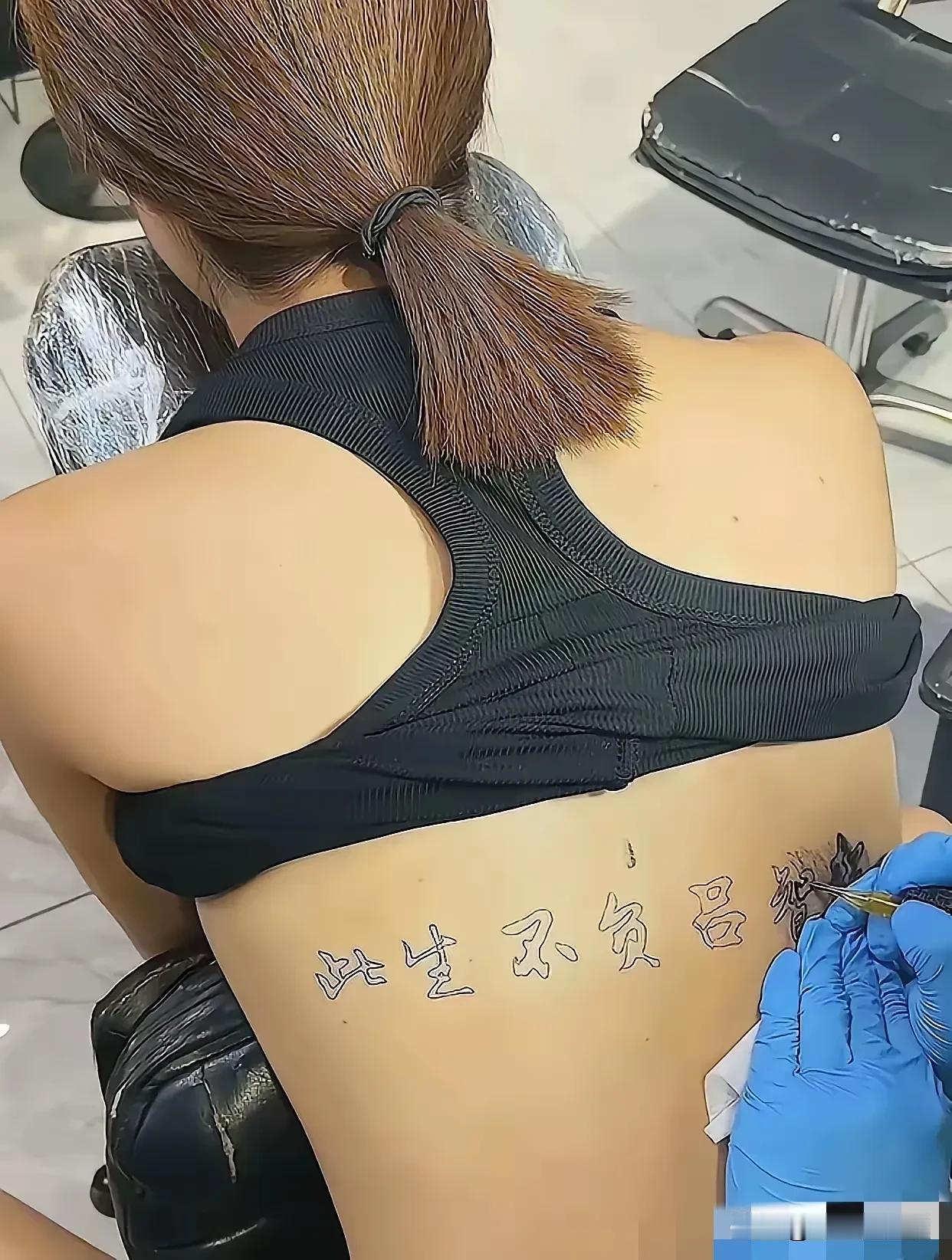 现在像这么深情的女子应该不多了吧？

像这样的身材，颜值应该不会太差吧？

不管
