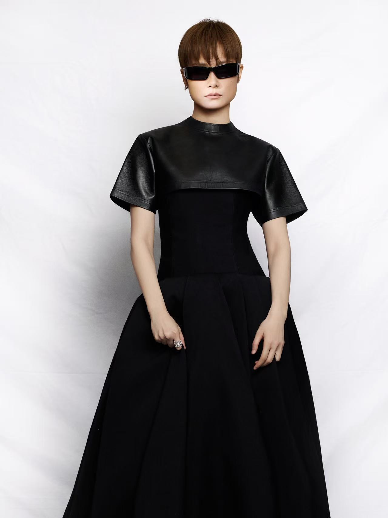 李宇春 红毯最严厉的妈咪 李宇春红毯最严厉的妈咪来了！暗黑廓形裙直接拿捏时尚，冷