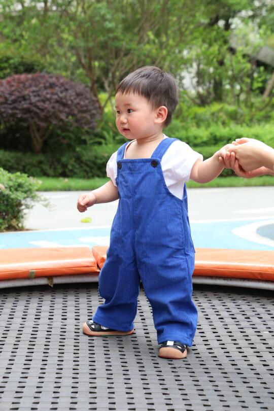 抓着大人的手的小孩谁能不爱呢