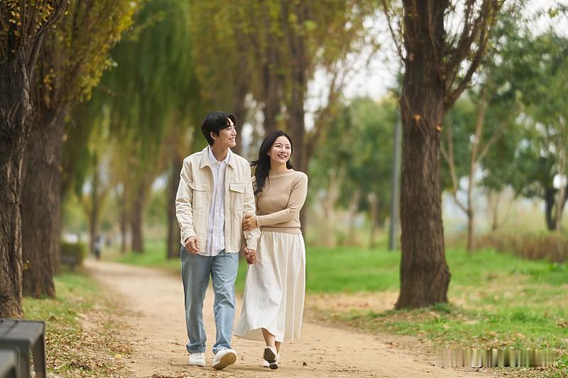 舒服的感情根本不需要刻意找话题，两个人窝在沙发上各刷各的手机，隔十分钟抬头递个刚