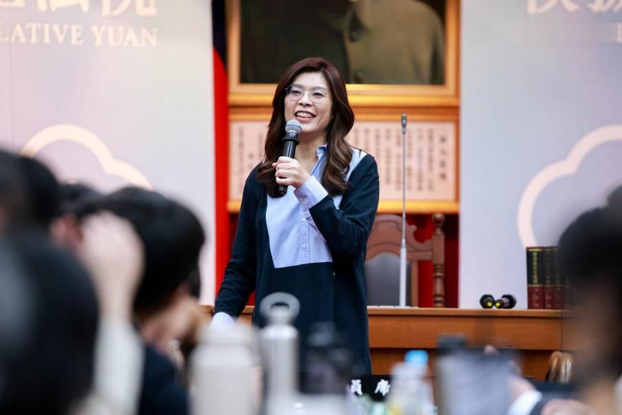 就在今天，中国国民党主席郑丽文发表声明，

8月4日，郑丽文出席青年营队“模拟立