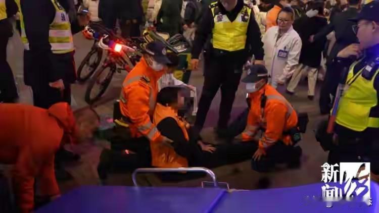 事发上海和平饭店门口！

2月19日晚，上海南京路步行街和平饭店门口，一名正在执