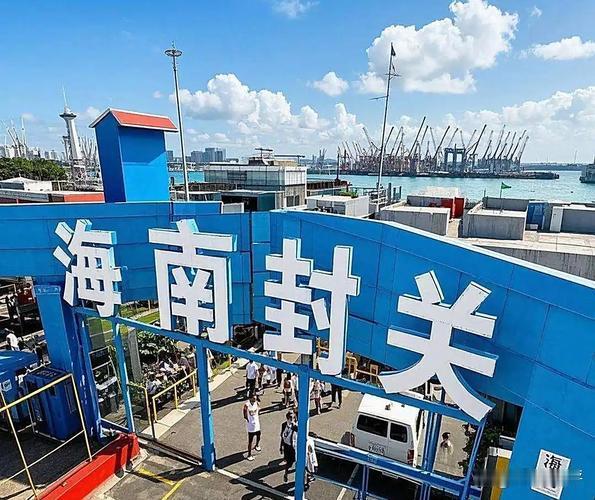 封关后的三亚活力依旧，“境内关外”模式让体验全面升级。凤凰邮轮港人脸识别实现“无