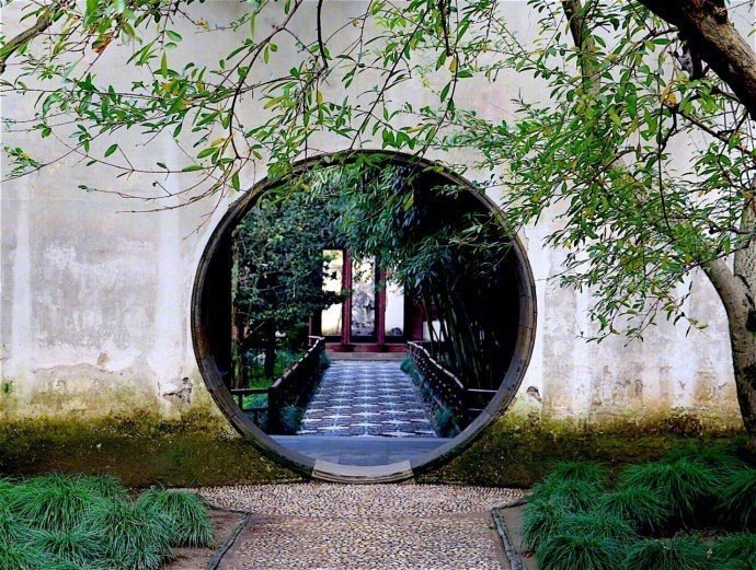 人生终是这样的糊涂，盼得春来，又要把春辜负。——郭沫若《瓶》 