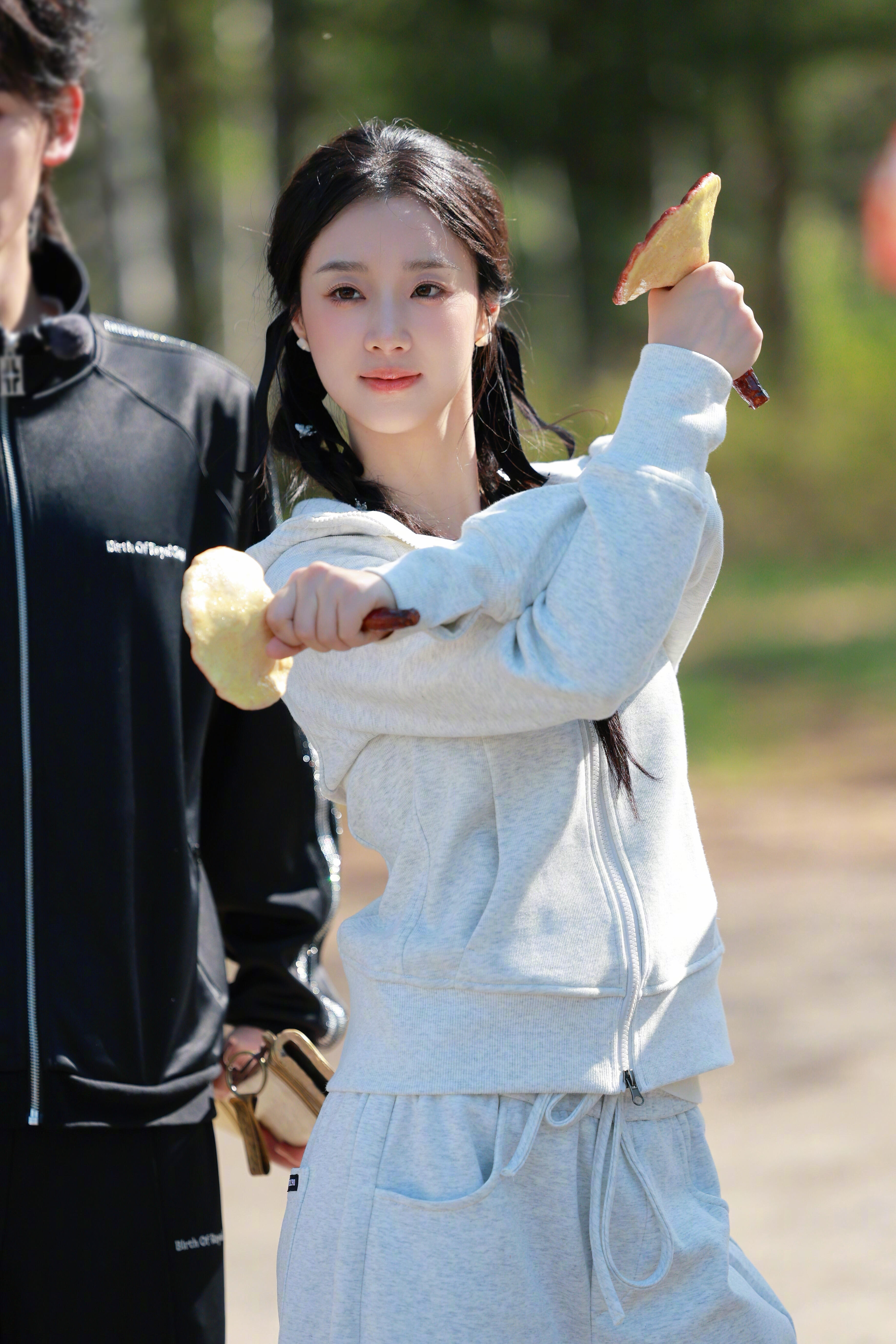 王小亿有脑子也有劲儿王小亿身体和脑子都很灵活单脚摩擦地面借力，重心压得极低，整个