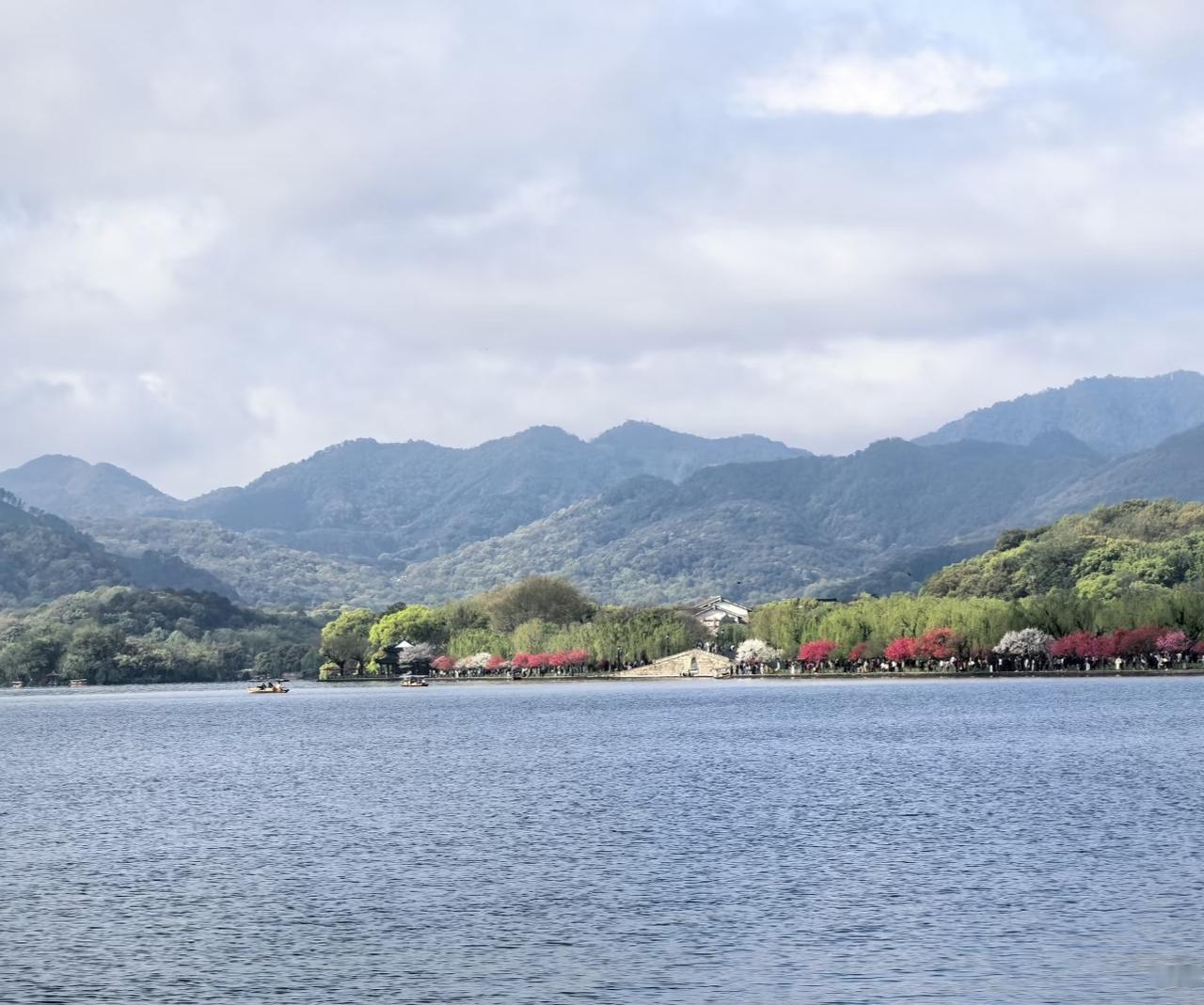 旅行随手拍碧水绕青山，蓝天映湖泊，满目绿意入画，尽享自然悠然。