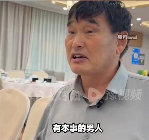 “大衣哥”朱之文这次一句话，把不少人说沉默了，8月15日，他参加活动时被问到最近