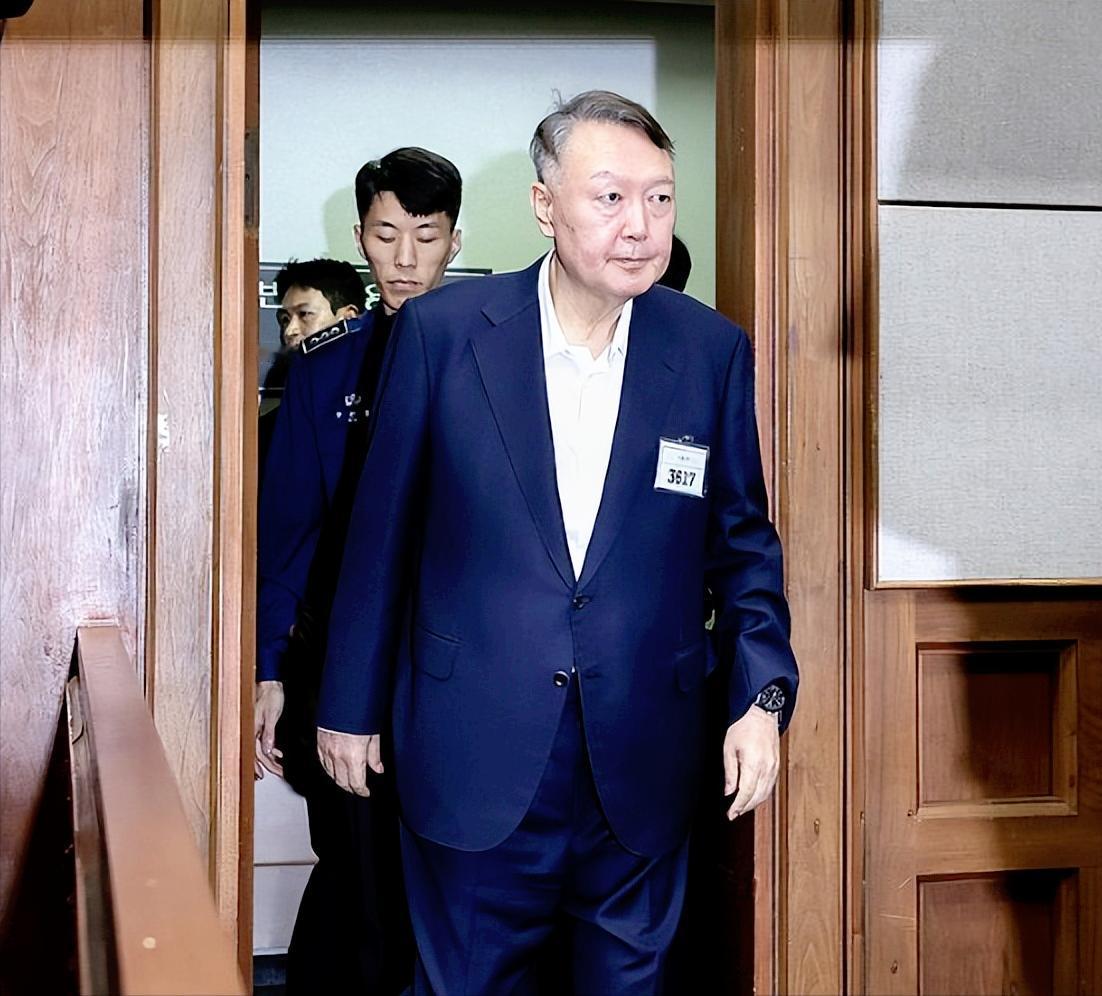 尹锡悦这事闹大了！法院一审判了他5年牢，结果特检组嫌判太轻不乐意，尹锡悦自己也喊