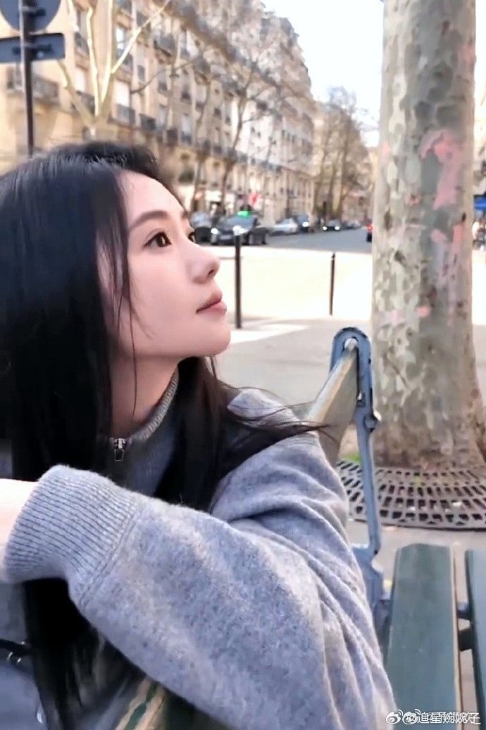 刘浩存有把粉丝的话放在心上 刘浩存在巴黎的各种小举动都能看出来，她真的把粉丝的话