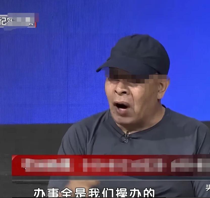 北京，老人跟第一任妻子离婚后，大女儿跟着他，3岁小女儿被妈妈带走。之后老人再娶，