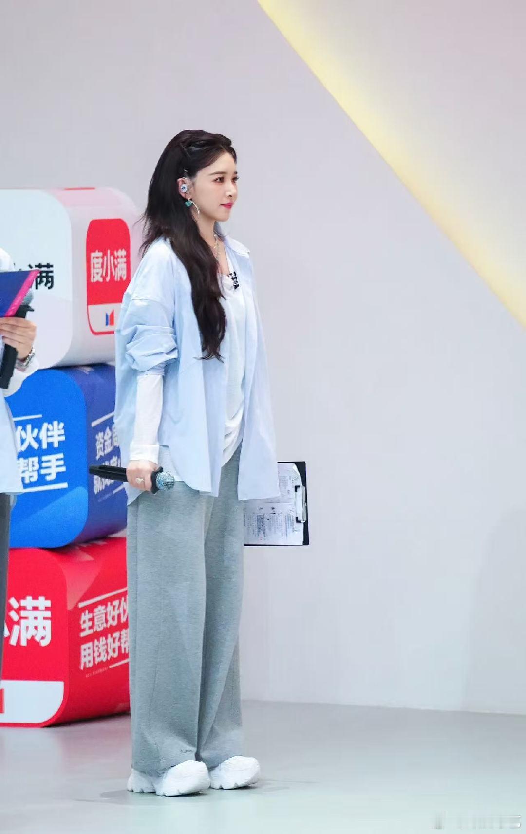 阚清子阚清子问大家相信她想减肥吗阚清子回应一斤没瘦嘴上减脂说得认真，炫起美食一点