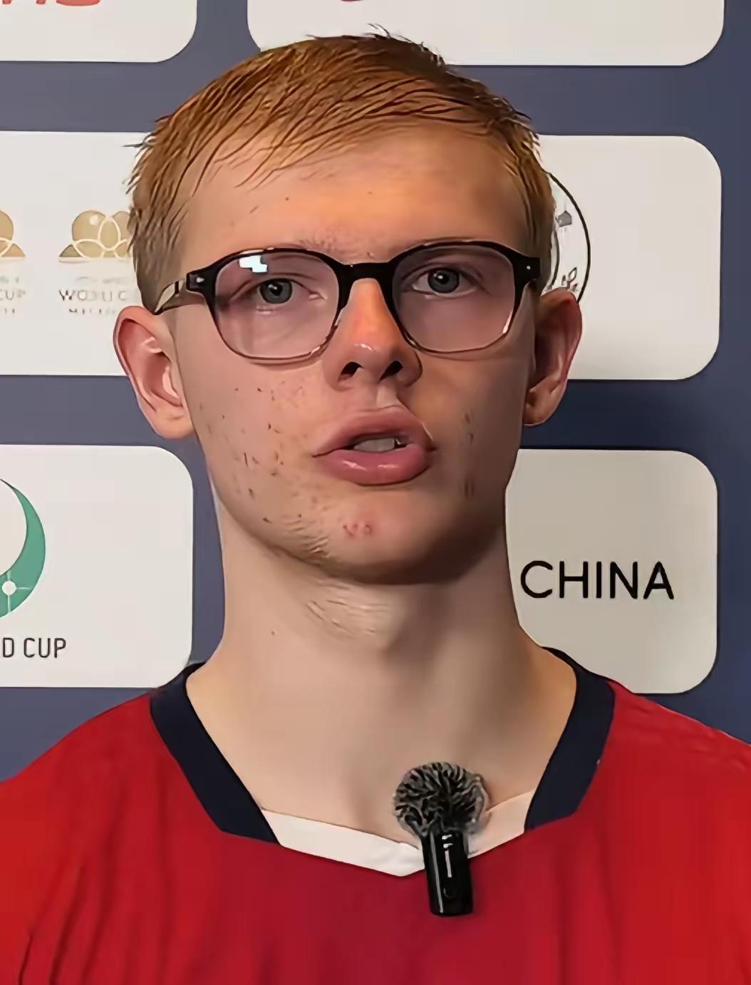 果然还是男人更懂男人！
我问老公，
小勒布伦输给王楚钦这么多次，应该习惯了，怎么