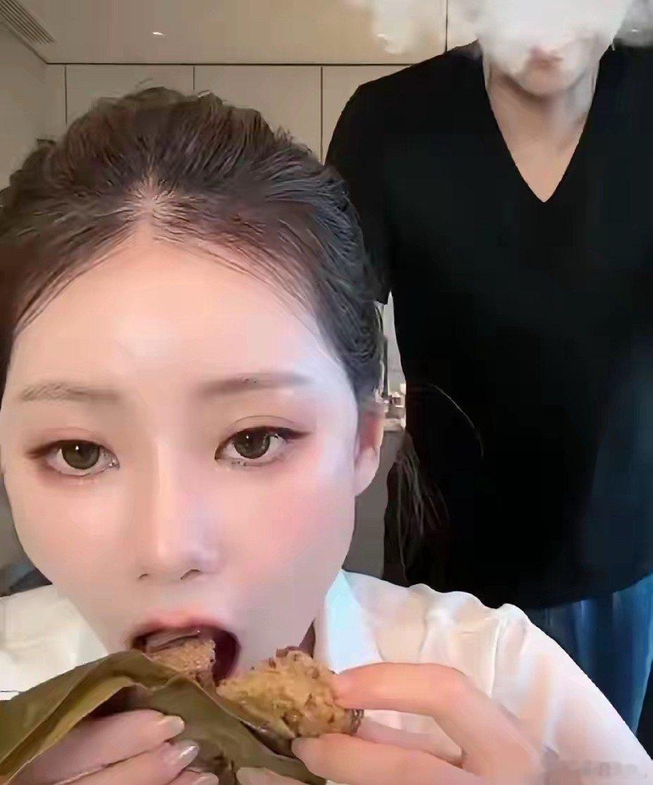 一个细节就看出来，马筱梅和大S谁更适合汪小菲马筱梅直播的时候吃粽子库库炫，吃了6