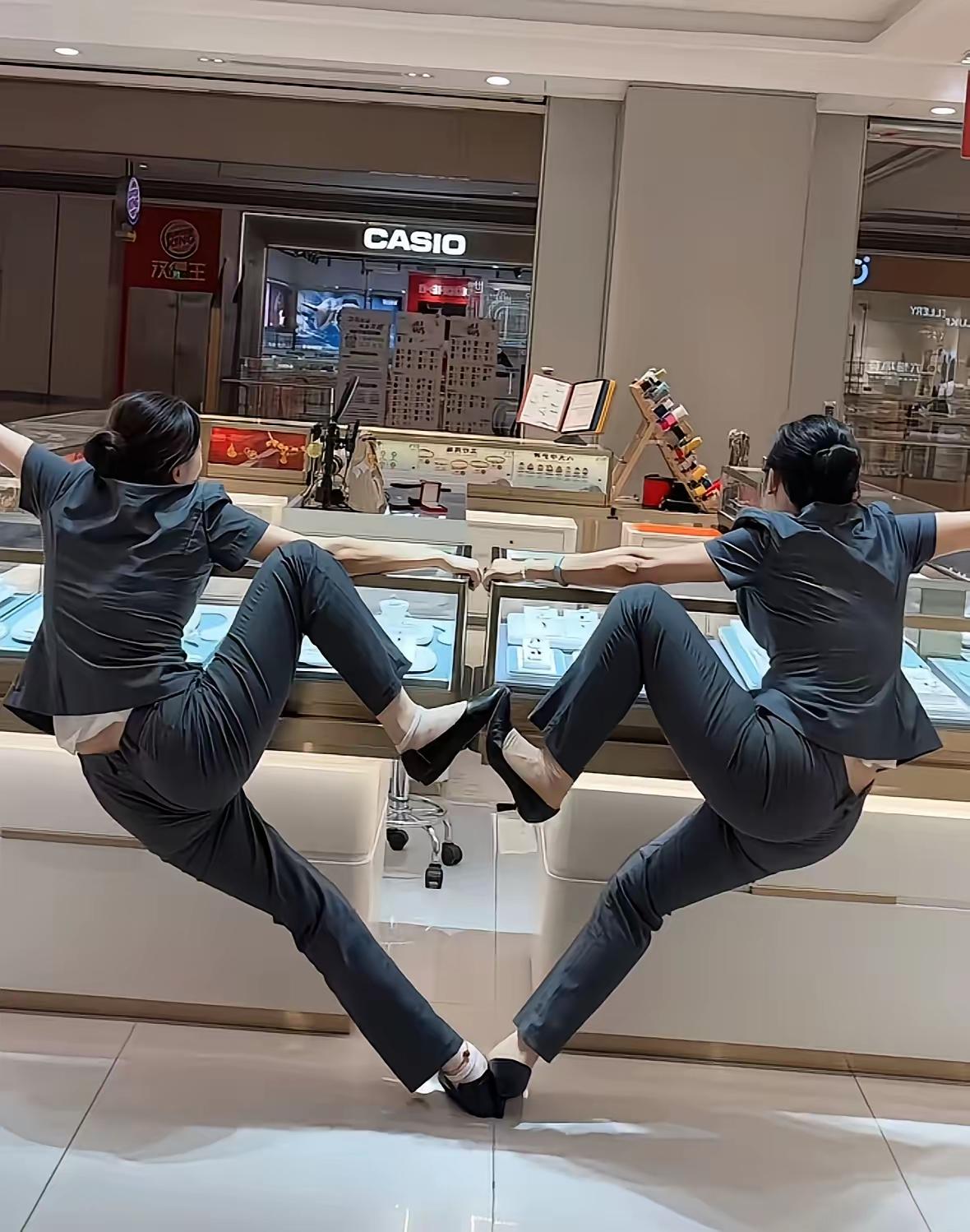 这两位美女是真有劲，裤子质量也是真好[大笑][大笑]