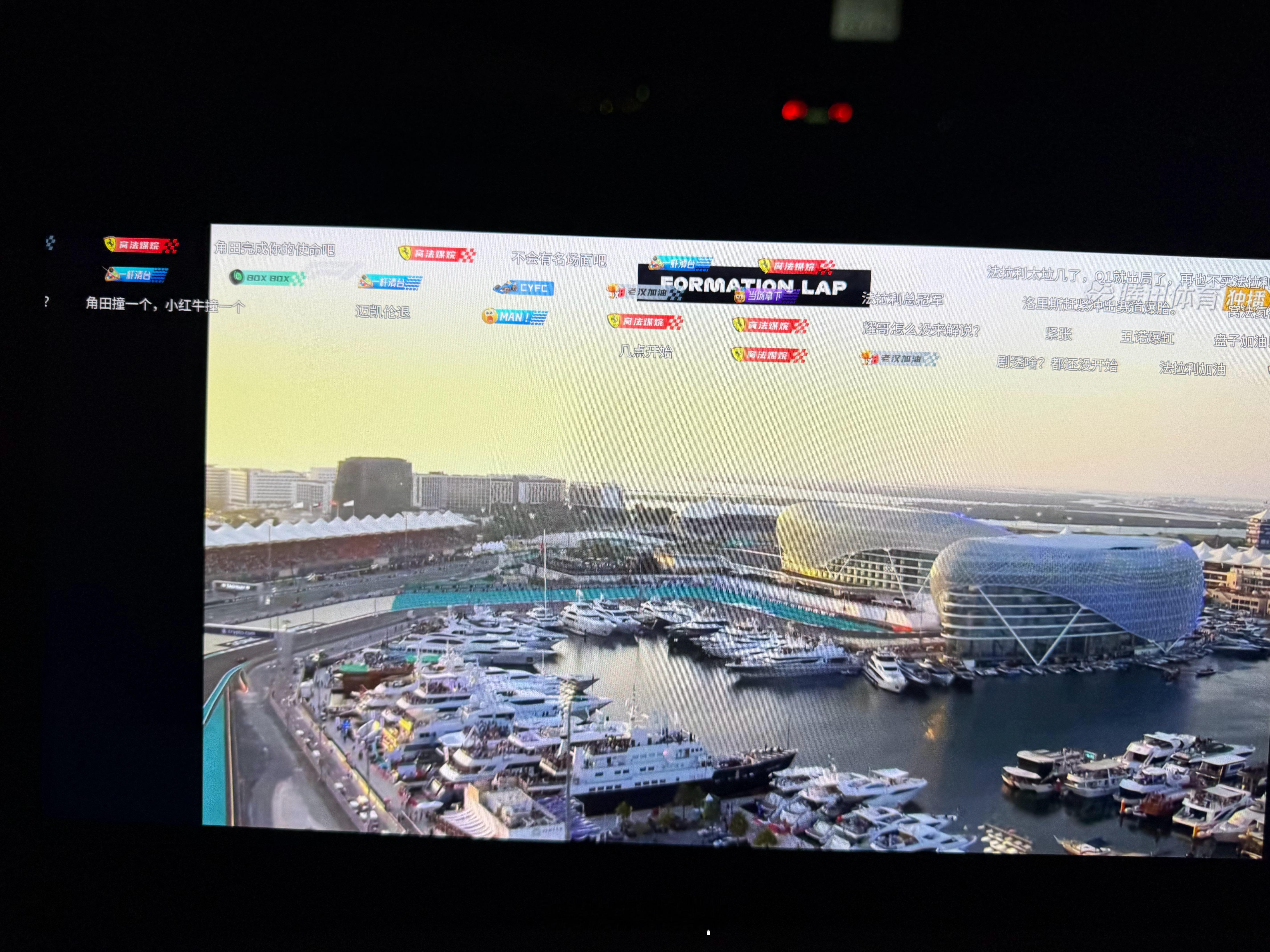 在路上也不耽误看 F1收官战，听说我车友刘亦菲去现场观战了，我应该把我的 R7 