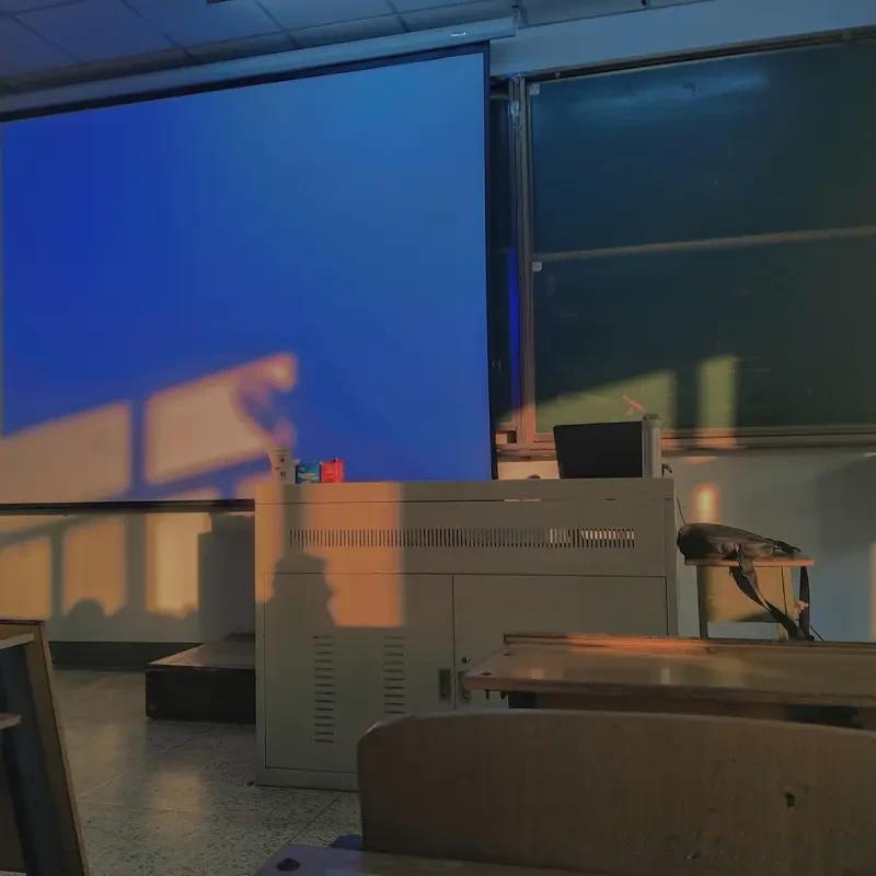 教育反思录（1026）
有一个同事
研究生
而学校其他老师
都是本科学历
还有专