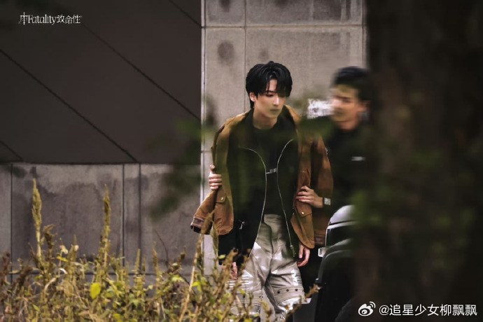 严浩翔受伤妆路透严浩翔宋扬战损造型 严浩翔受伤妆路透，谁来懂一下这个宋扬战损造型
