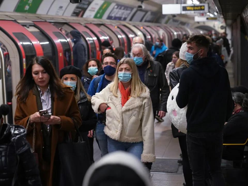 英国在新冠病毒亚变种JN.1病例激增的情况下，冠状病毒菌株被归类为“感兴趣的变体