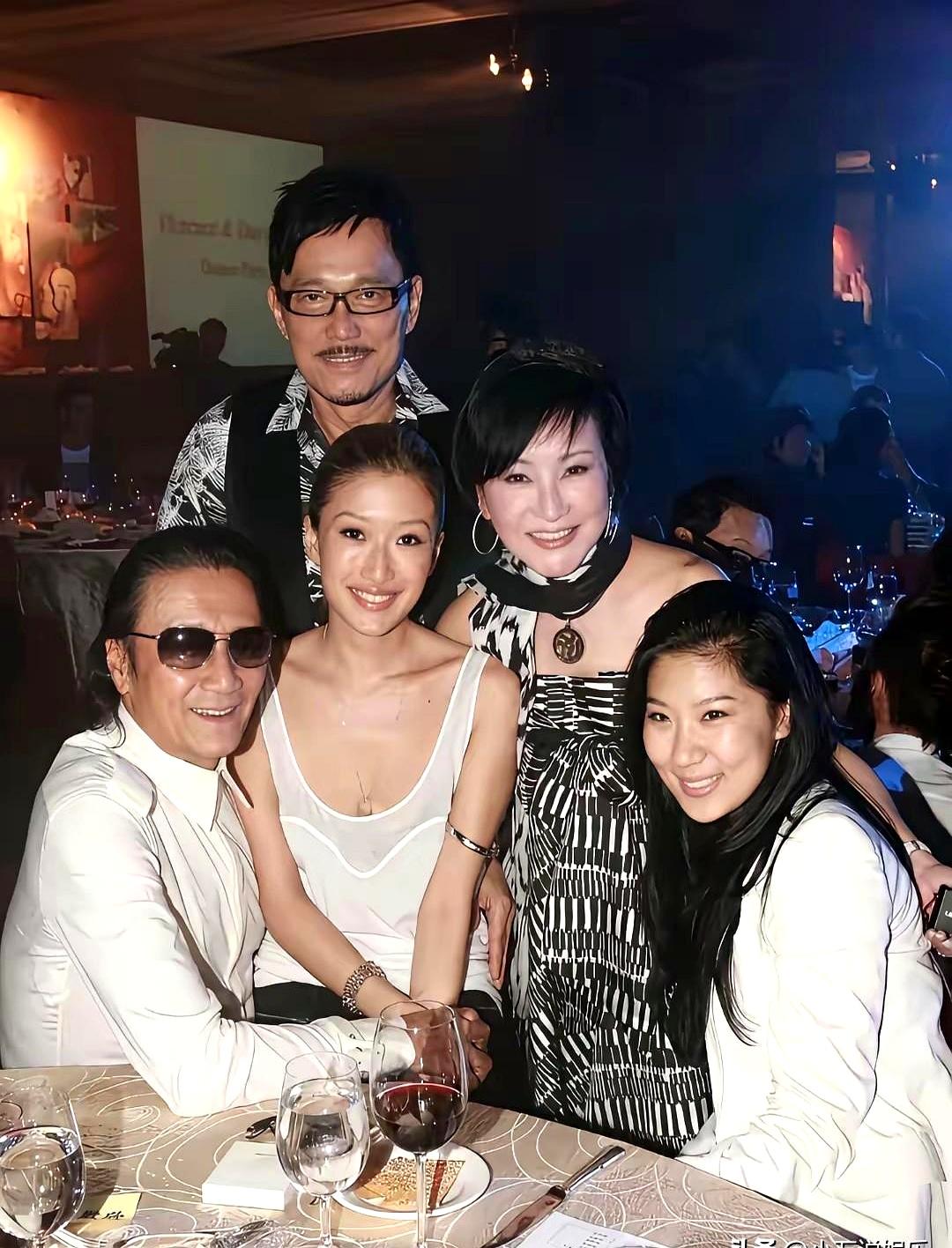 分开后还能同桌聊天，还把前夫的小女友当姐妹，这才是高段位的体面。
狄波拉与四哥谢