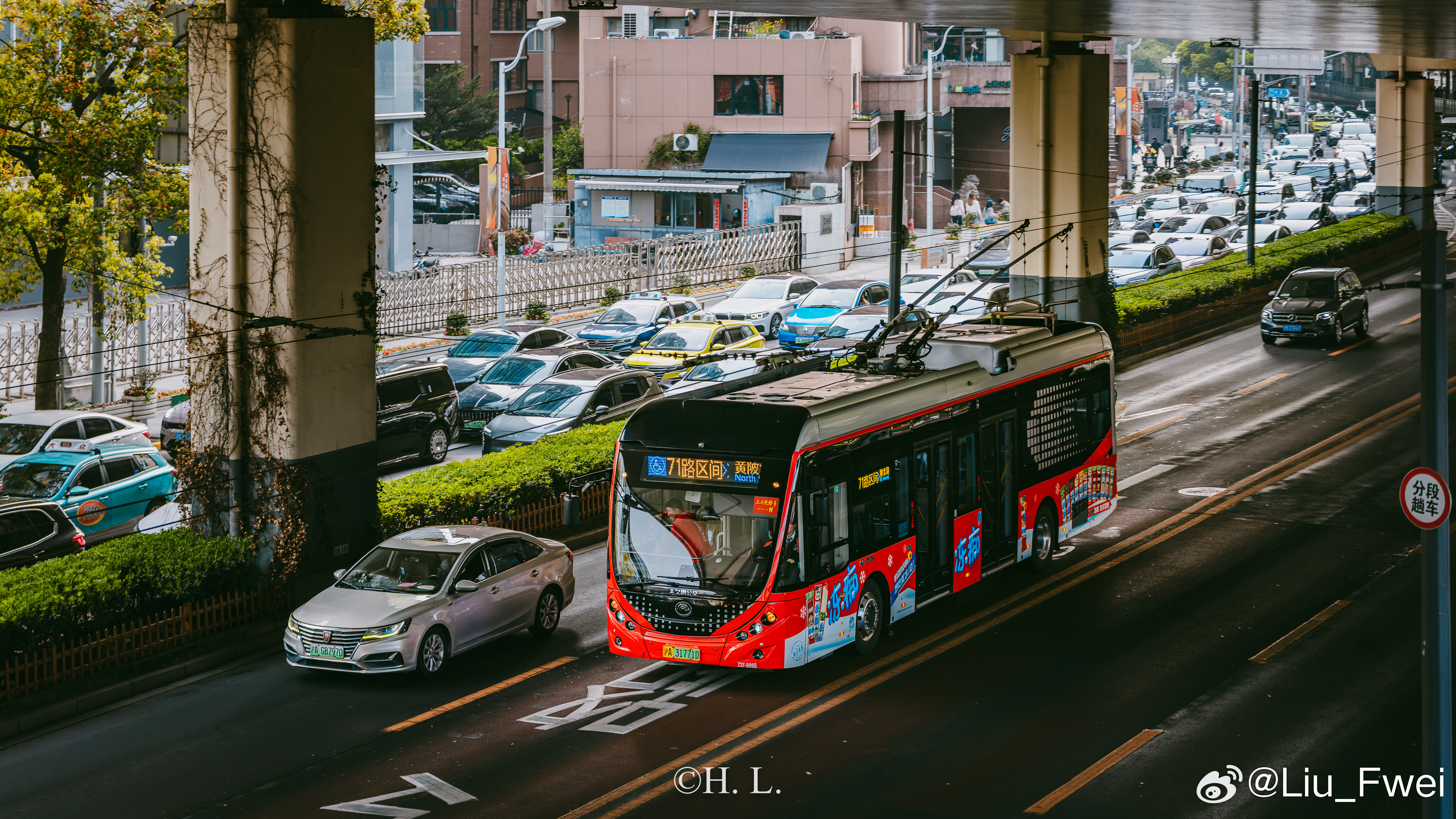 71路区间中运量无轨电车宇通客车 新广告，底色为大红色，挺配中运量的。广告为纯商