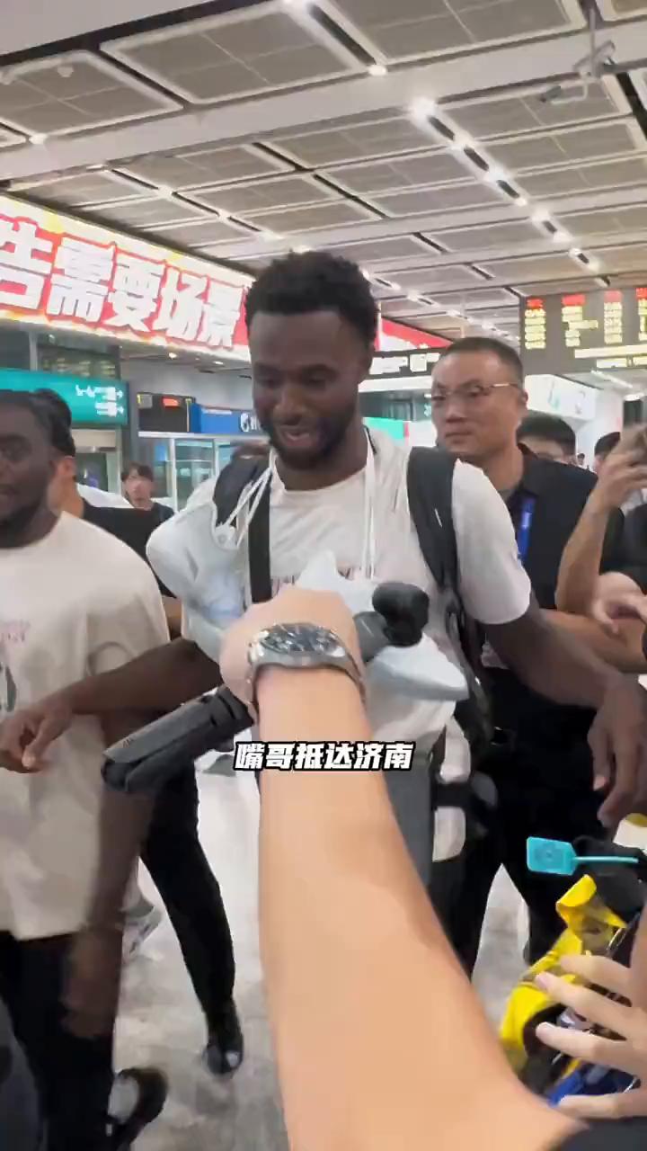 嘴哥抵达济南，正式开启中国行之旅。粉丝真的太热情了，都把嘴哥推着走了。身为阳光大