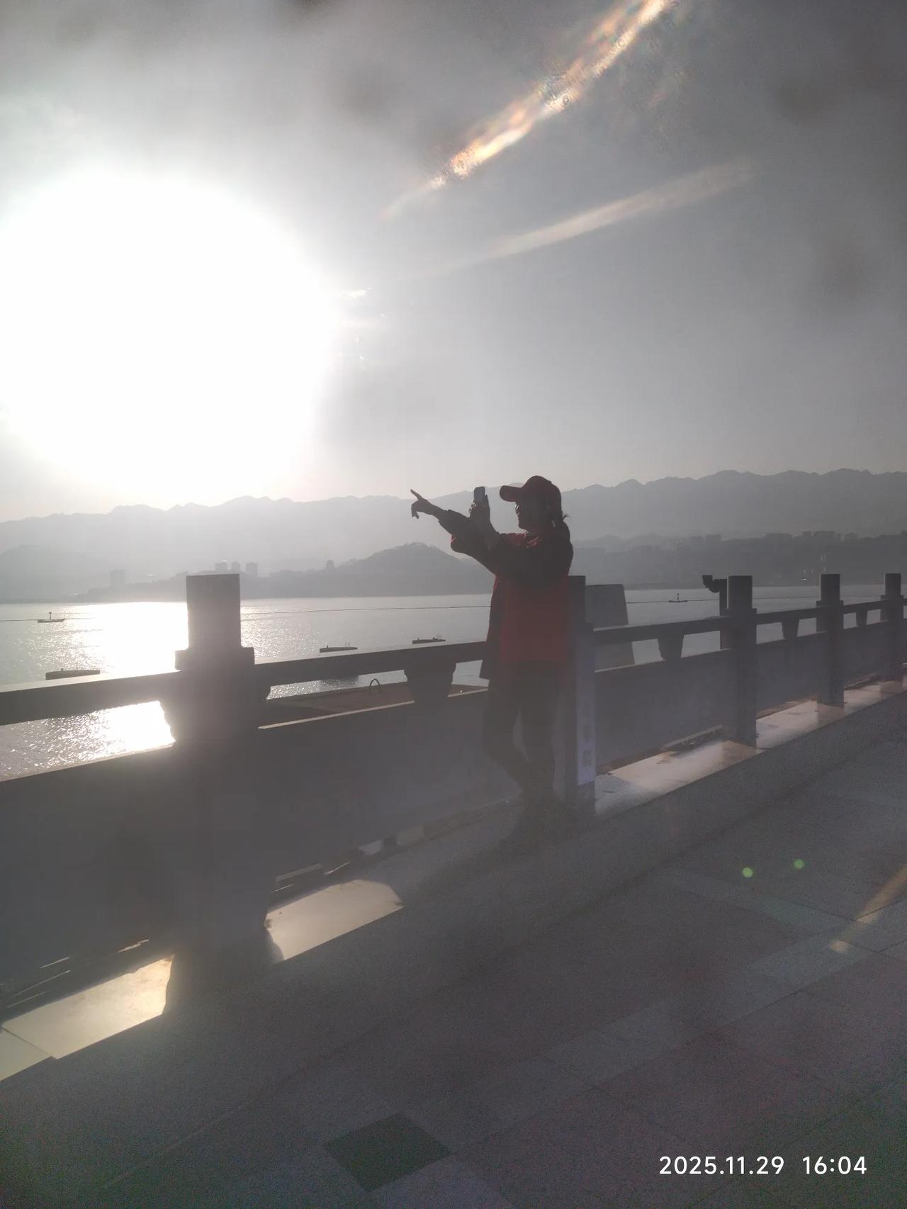 春燕观花风摆柳，
窈窕淑女君好逑。
两岸美景花开妍，
美女心情想哪般？
漫步林间