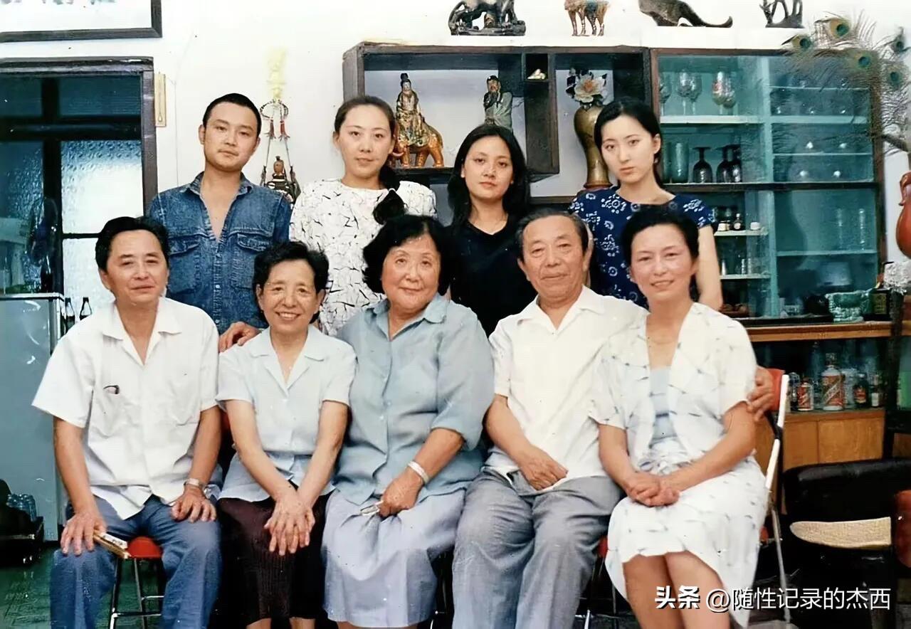 看了半天只认出年轻时候的陈晓旭、邓捷，如果能把剩下的全部认出来，估计你的年龄也至