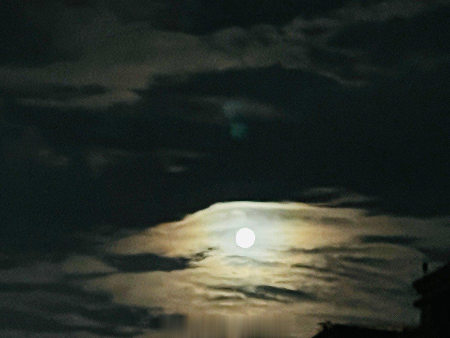 昆明超级月亮，彩云追月，中秋快乐！吉祥如意！#超级月亮##红气养人 张小斐好美#