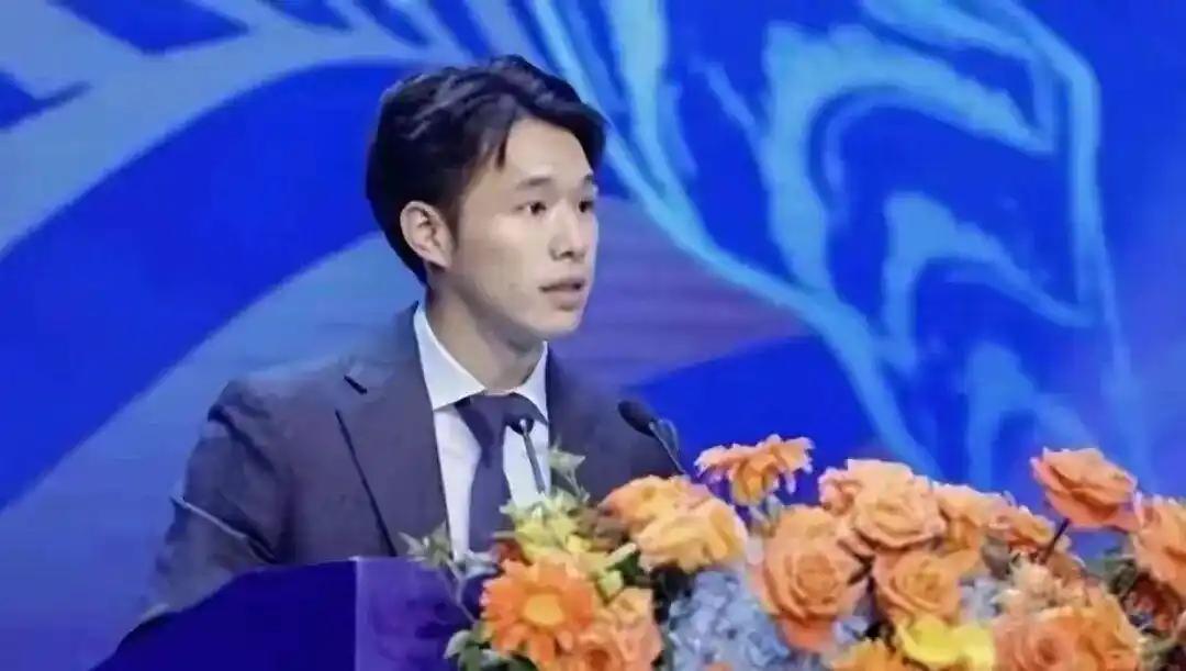 陈浩峰愁眉不展！
面对拥有三名外援的广州男篮时，广东男篮不出意外收到两连败！为了