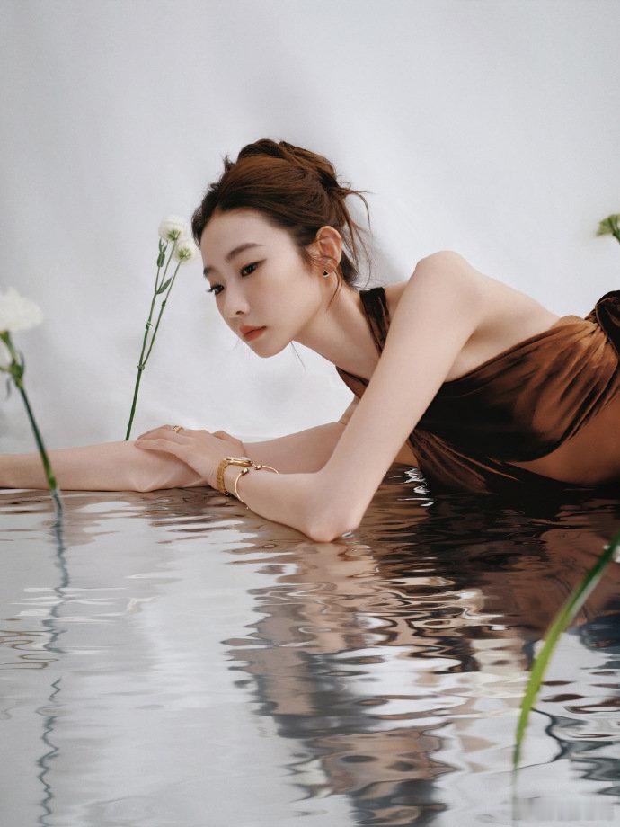 张艺凡星光大赏出图冰上盛开的一朵美丽的花 