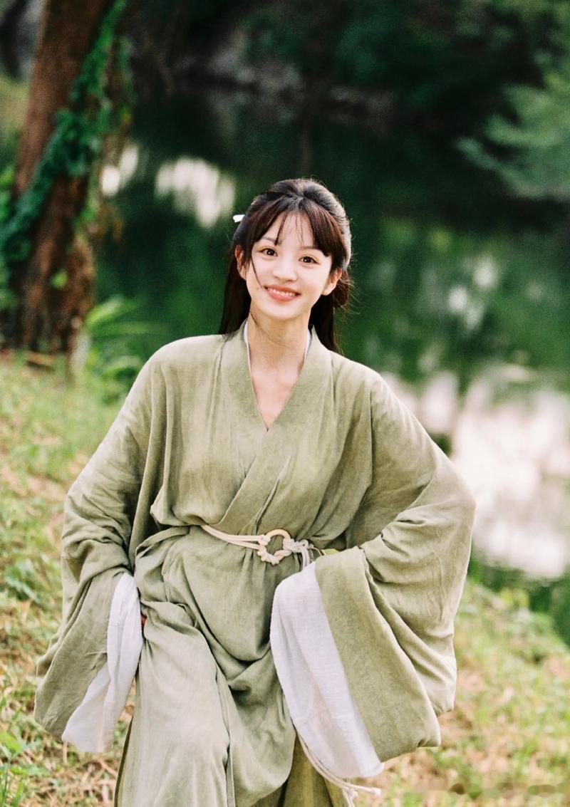 笑容甜甜的邻家女孩田曦薇