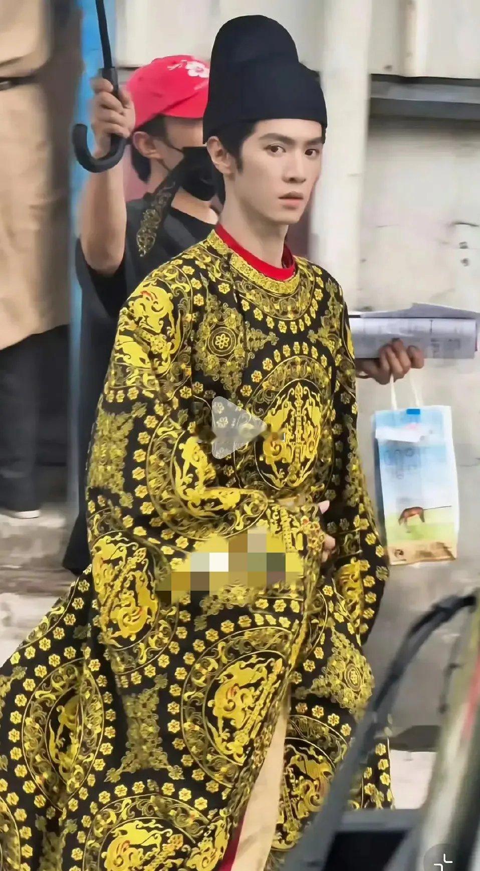 都2025年了，古装剧里怎么还有这么丑的服装，我真的不知道该怎么形容吴谨言和陈哲