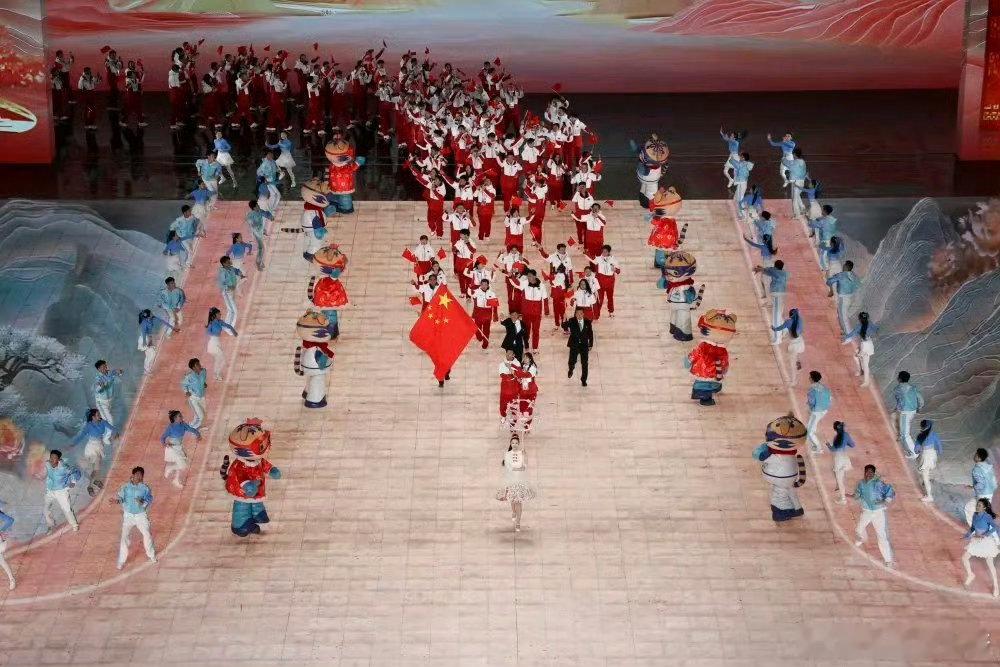 中国代表团红白配色  哇塞，中国代表团在亚冬会开幕式上的红白配色领奖服简直绝了！