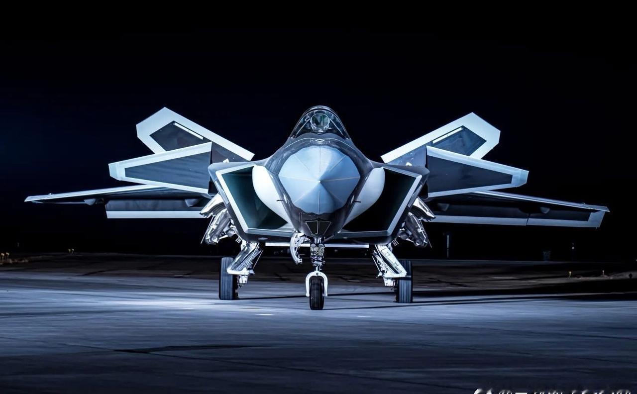 “八翼天使”，歼-20战斗机正面照，这种风格全球仅有。烽火问鼎计划 ​​​