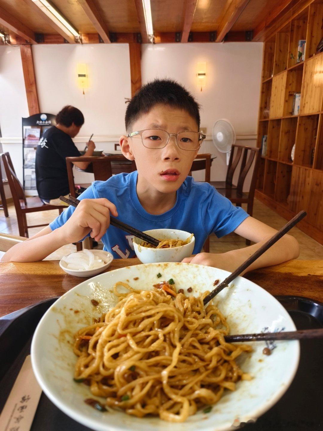 回家的第一个早晨，睡到4点半醒了，已经算是适应了中国时间。在楼下散步，刷着短视频