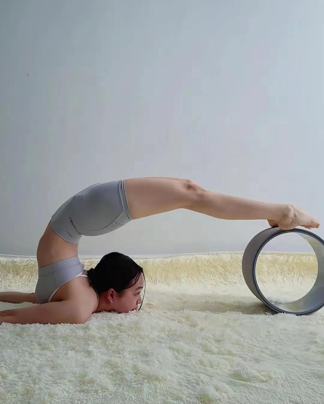 不是柔软才能练瑜伽，而是练着练着就柔软了～瑜伽就像给身体抹润滑油。让生锈的身体重