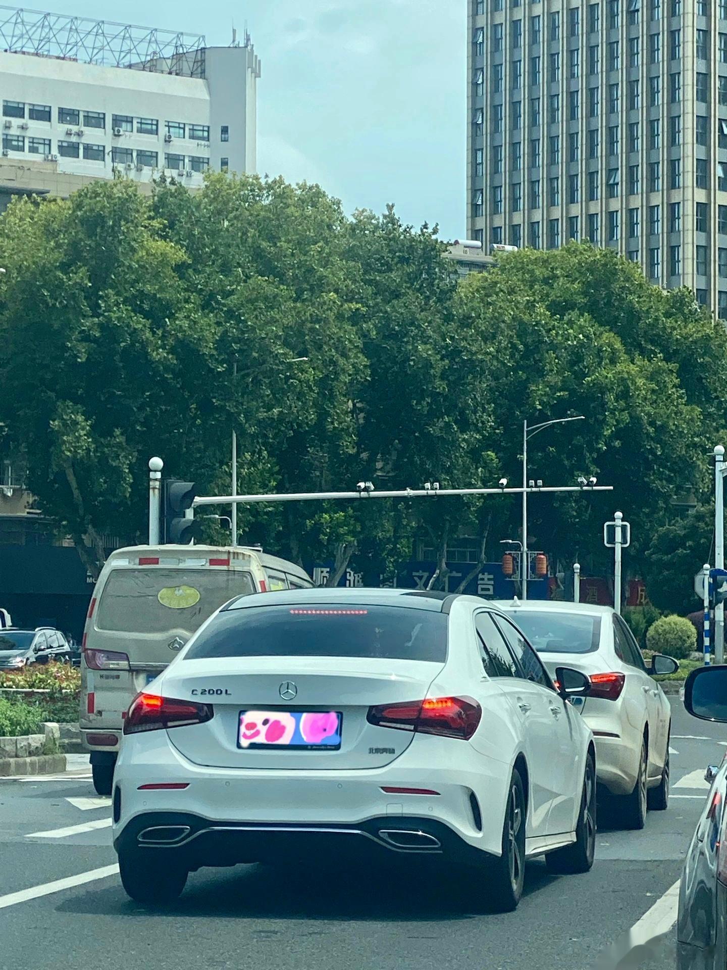 路上看见的这奔驰怎么怪怪的，总感觉哪里不对劲？ ​​​