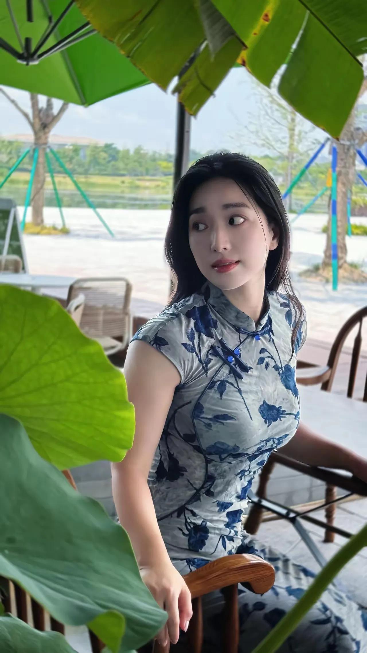 优雅旗袍，绿意盎然，静享午后时光。什么样的女人算自然美 女人最耐看的长相是什么样