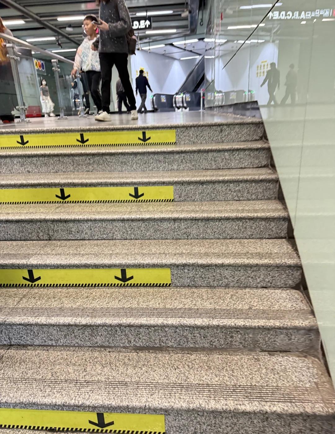 怎么没人说广州地铁那么多楼梯啊🫠🫠🫠
广州
