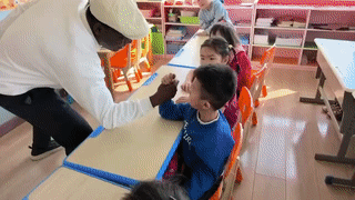 幼儿园里，有一名非洲黑人老师正在教孩子们学习英语？
真是让人不明白，他们教的英语