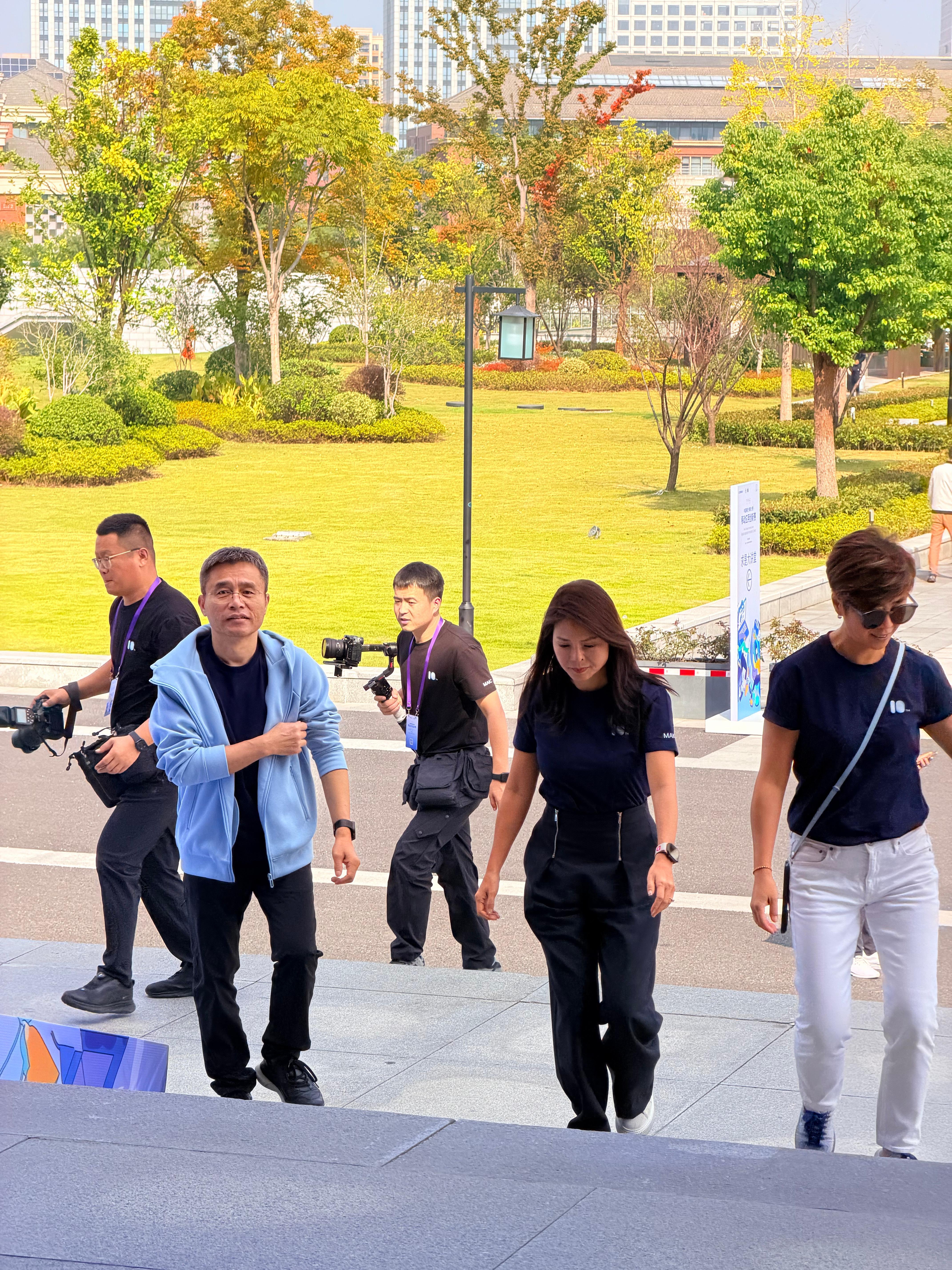 今天是第十节移动应用创新赛决赛日，在门口偶遇了葛阿姨[doge] ​​​